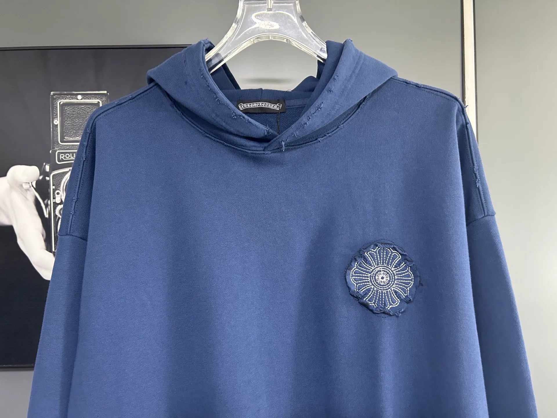P310 𝗖𝗵𝗿𝗼𝗺𝗲 𝗛𝗲𝗮𝗿𝘁𝘀/Cro Heart 2025 Cross Patch Embroidery Summer New Original Single Counter American Acid Washed Distressed Laser Burnt Patch Embroidery Couple Casual Hooded Sweatshirt 👑The highest version! Customized fabric 440g tripe terry fabric! American acid-washed and distressed original fabric laser burnt ✟appliqué embroidery and exquisite embroidery of letters! The best-selling model at the counter. It is very comfortable to wear. It is low-key yet luxurious. It is very classy when worn. The large size and tailoring are needless to say. The upper body is exquisite and vivid. 👍High-end first-class materials. A truly palace-level product. The cotton from Turkey is of outstanding quality. After heavy washing, the clothes are very soft! Not picky, the upper body is absolutely stylish and extremely luxurious. Auxiliary materials: The original model has been authenticated and labeled ➕100% silk washed with water label. Genuine purchase-grade original hangtag➕matching hanging rope➕3D hanging beads➕original packaging bag. Craftsmanship: The original version has consistent wiring! The highest version of the armhole matching technique! Countless times of pattern making to 100% restore the original appearance! The correct version is the same for men and women, super eye-catching, super good-looking, and super atmospheric! Color: White Black Royal Blue Size, XS S M L